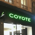 Caisson enseigne lumineuse allumée devanture
