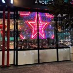 Photo d'un écran LED en intérieur