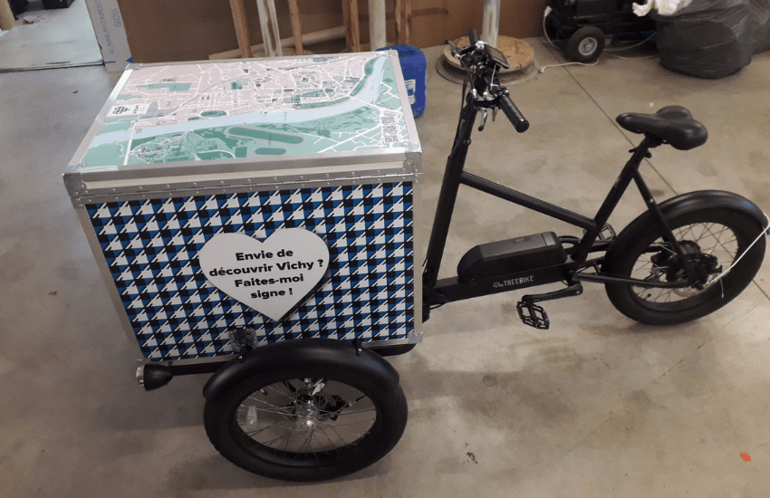 Photo d'un flocage sur la caisse d'un triporteur