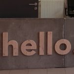 Photo d'une signalétique intérieure avec lettres en bois