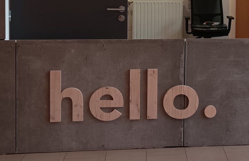 Photo d'une signalétique intérieure avec lettres en bois