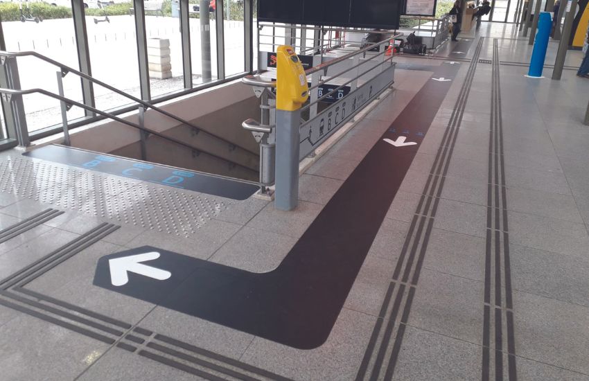 Photo d'un marquage au sol dans une gare