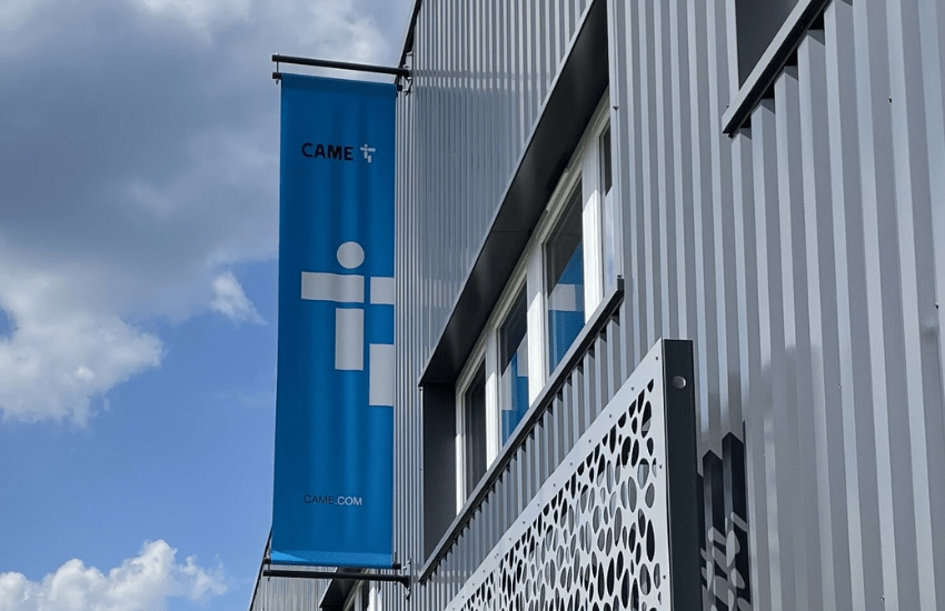 Photo d'un drapeau publicitaire sur façade