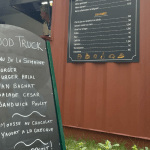 Photo d'un stop trottoir restaurant avec ardoise