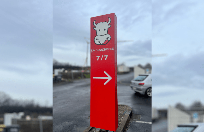 Photo d'un totem publicitaire
